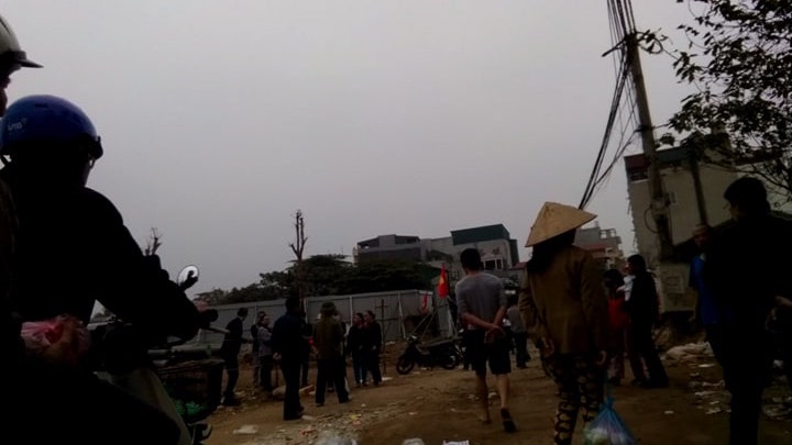 Hà Nội: Bỗng dưng bị rào đường, người dân căng lều, giăng biểu ngữ phản đối